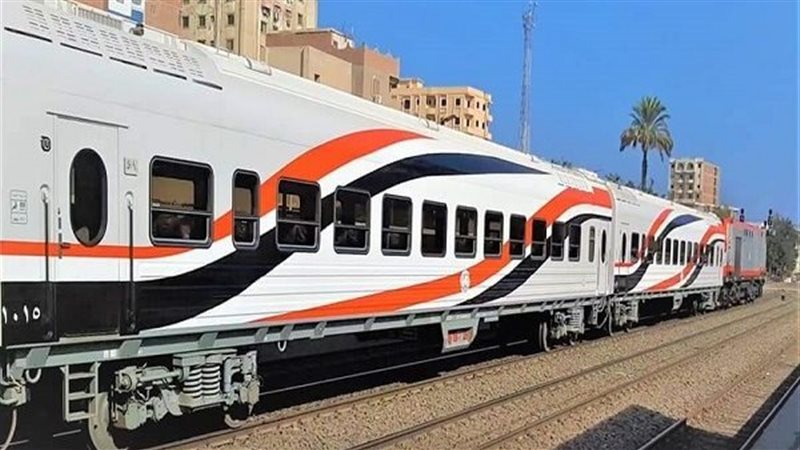 النقل: التنسيق مع شرطة النقل لضبط الشاب الظاهر في فيديو تحطيم مرايات قطار مطروح