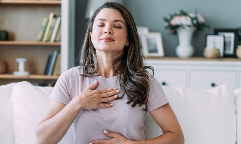 دراسة تكشف.. الزفير المطوّل قد يدفعك لاتخاذ قرارات أكثر جرأة