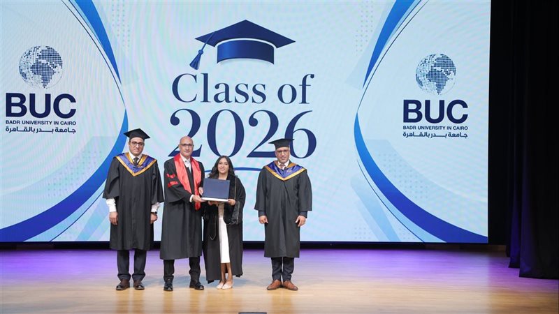 بعد إحالة الواقعة للتحقيق، فيديو يوضح احتفال طالبة جامعة بدر بحفل التخرج