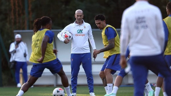 الديوك مع الأسطورة.. زيدان يقود أول تمرين مع المنتخب الفرنسي