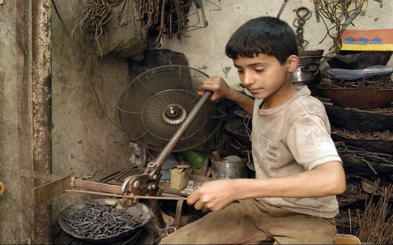 ضوابط حماية الأطـ.فال في سوق العمل بالقانون