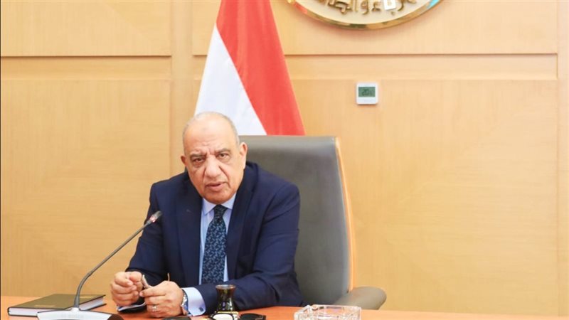“الوزير التائه”.. عامان من القرارات المتخبطة لـ محمود عصمت في وزارة الكهرباء
