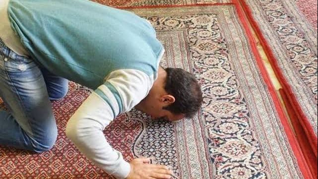 هل يجوز الصلاة على النبي في السجود؟.. أمين الفتوى يوضح