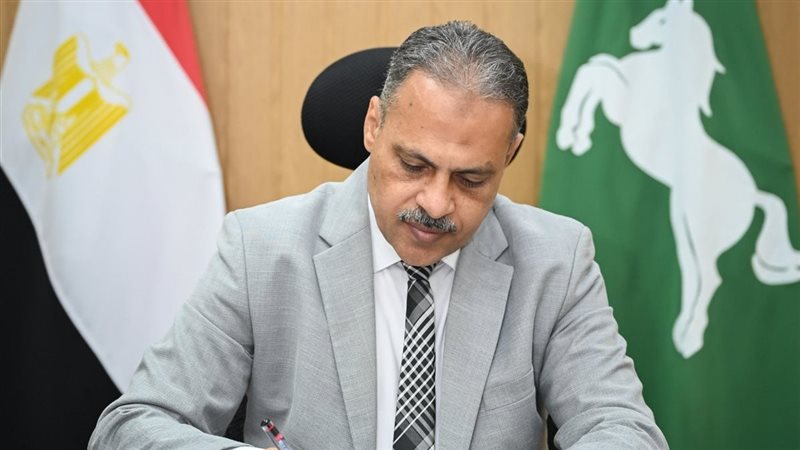 لمخالفات إدارية، محافظ الشرقية يُصدر 22 قرار جزاء بحق 63 من العاملين