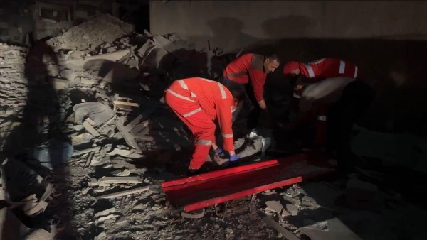 الهلال الأحمر الفلسطيني: 3 إصابات في غارة إسرائيلية على حي التفاح شمال شرق غزة