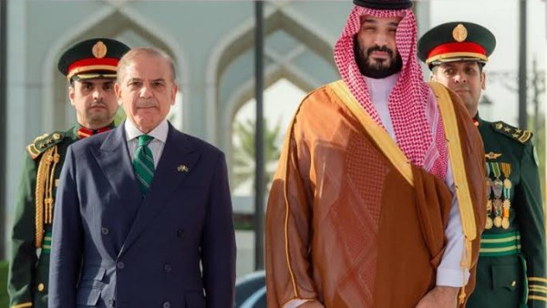 ولي العهد السعودي ورئيس وزراء باكستان يبحثان التصعيد الحوثي