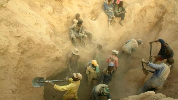 ارتفاع حصيلة انهيار منجم ذهب في السودان إلى 82 قتيلا