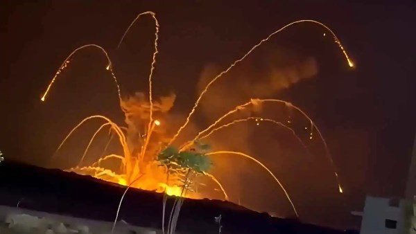 انفجارات ضخمة تهز سوريا.. مشاهد متداولة لحرائق في مستودع للذخيرة
