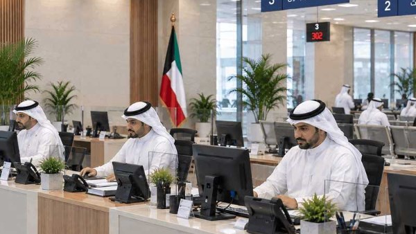 ممنوع الشورت والشفاف والممزق.. وزارة المالية الكويتية تحدد ملابس الموظفين