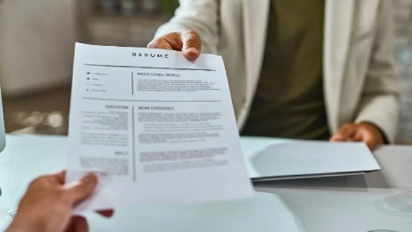 الـCV لم يعد مجرد خبرات.. متقدمون يخفون أوامر سرية لخداع أنظمة التوظيف