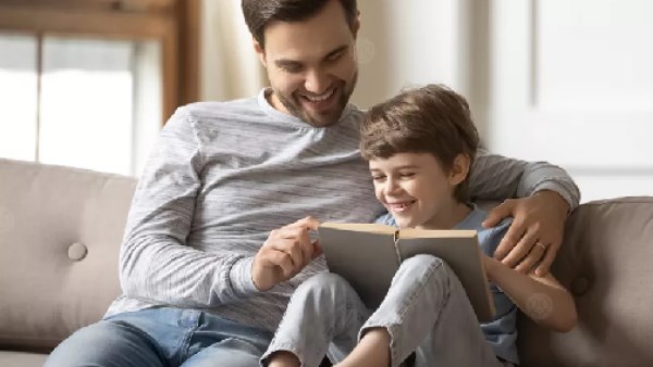 لا تنتظر حتى يتعلم القراءة.. 10 فوائد لقراءة القصص لطفلك بصوت عالٍ