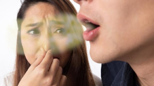 رائحة الفم الكريهة.. 7 أسباب قد تكون وراء المشكلة وكيف تتعامل معها