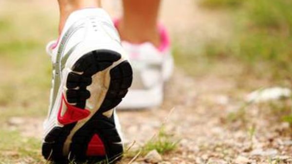 المشي 20 دقيقة فقط.. ماذا يحدث للأمعاء بعد دقائق من الحركة؟