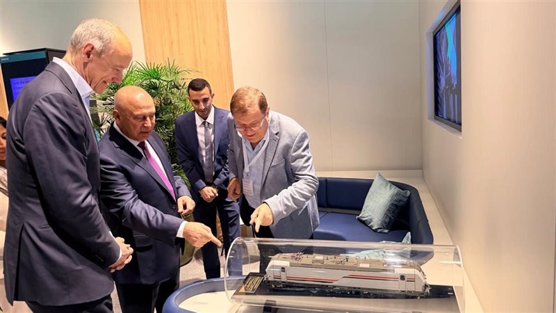 وزير النقل يستعرض مع مسئولي سيمنز العالمية ترتيبات التشغيل التجريبي لخط “السخنة – العلمين – مطروح”