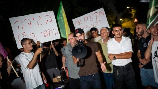 لليوم الثاني.. احتجاجات أمام منزل عائلة مخرج فيلم نازا بإسرائيل
