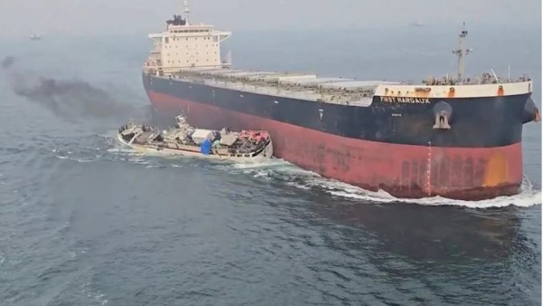 حادث في عرض البحر.. سفينة شحن تزن 82 ألف طن تصطدم بقارب صيد صيني | شاهد