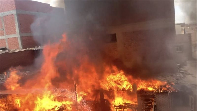 السيطرة على حريق اندلع بأسطح 3 منازل في الغربية (صور)