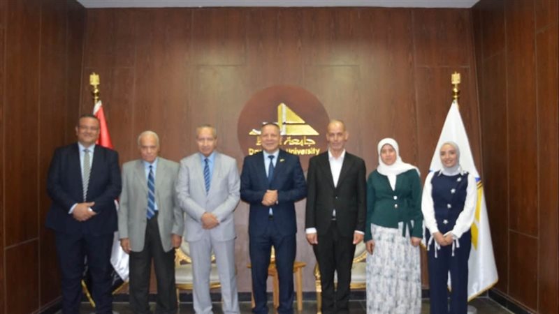 رئيس جامعة دمياط يستقبل لجنة مناقشة ماجستير حول معالجة الصرف الصناعي