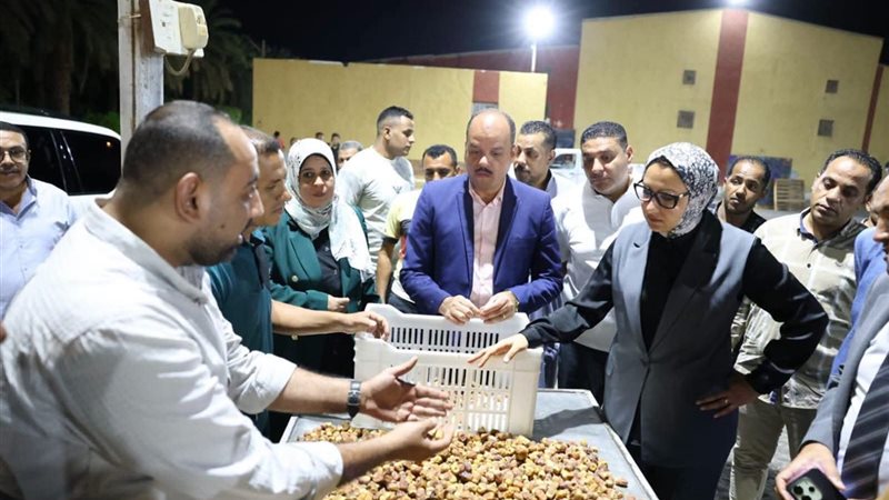 مع انطلاق موسم الحصاد، محافظ الوادي الجديد تتابع توريد وفرز التمور بمجمع التمور بالخارجة