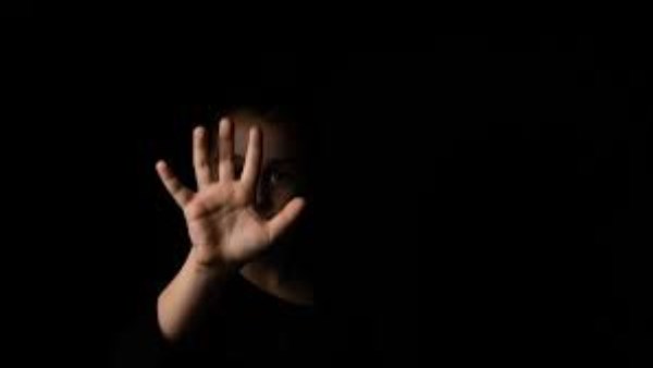 الحبس 5 سنوات وغرامة 300 ألف جنيه عقوبة التحرش في مكان العمل