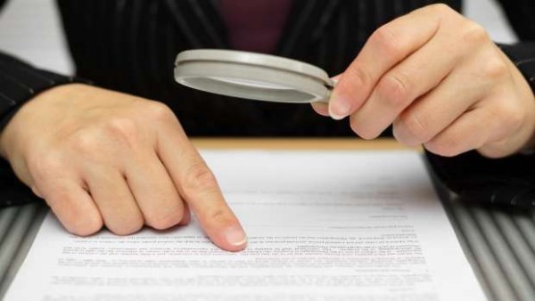 من الطبيب إلى صاحب الفندق.. كيف يلاحق القانون تزوير الشهادات وبيانات النزلاء؟