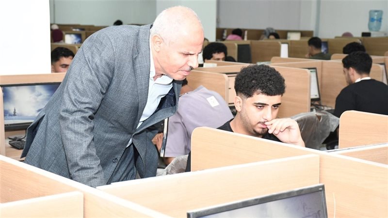 رئيس جامعة قناة السويس يتابع اختبارات «منحة علماء المستقبل» (صور)