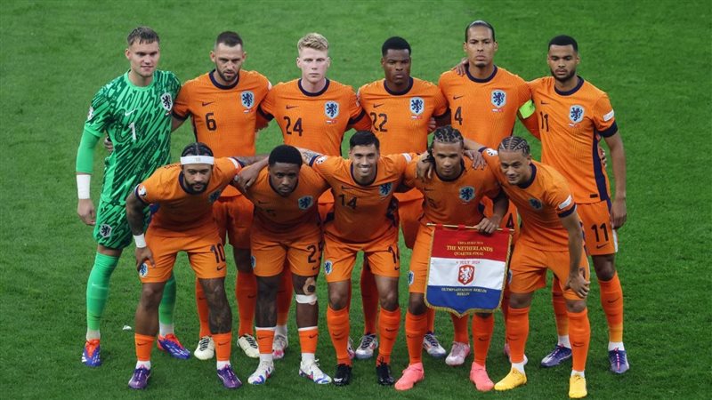 تشافي يعلن قائمة منتخب هولندا في أول ظهور له