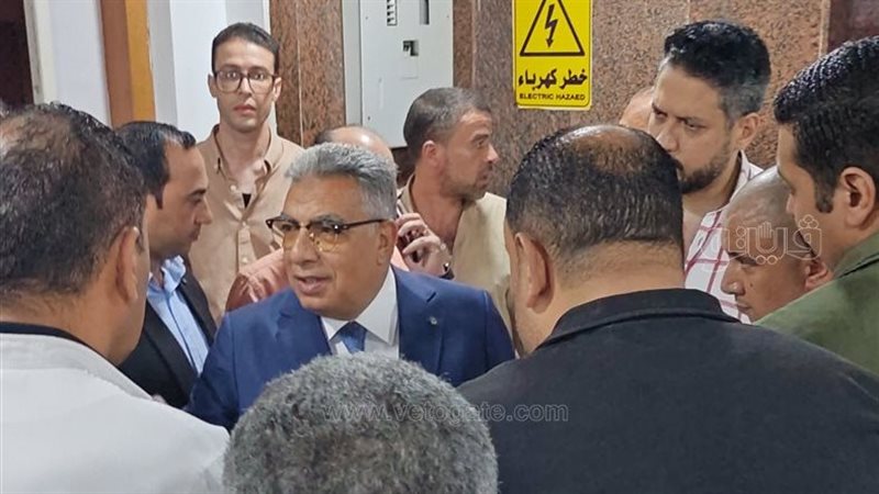 محافظ الدقهلية يطمئن على حالة الأم المصابة في انهيار عقار برهمتوش (صور)
