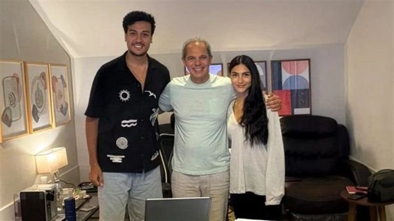 رامي إمام يروج لفيلم “موعد عشاء” بصورة مع أحمد عبد الوهاب وهدى المفتي