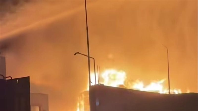 الدفع بـ9 سيارات إطفاء للسيطرة على حريق مصنع كرتون في العبور بالقليوبية