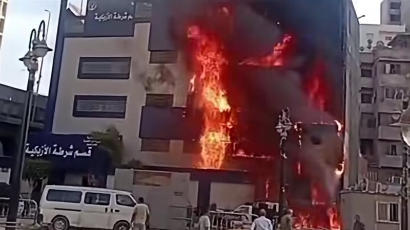 سبب حريق قسم الأزبكية، انفجار كابل كهربائي يشعل النيران ويلتهم جزءًا من الواجهة