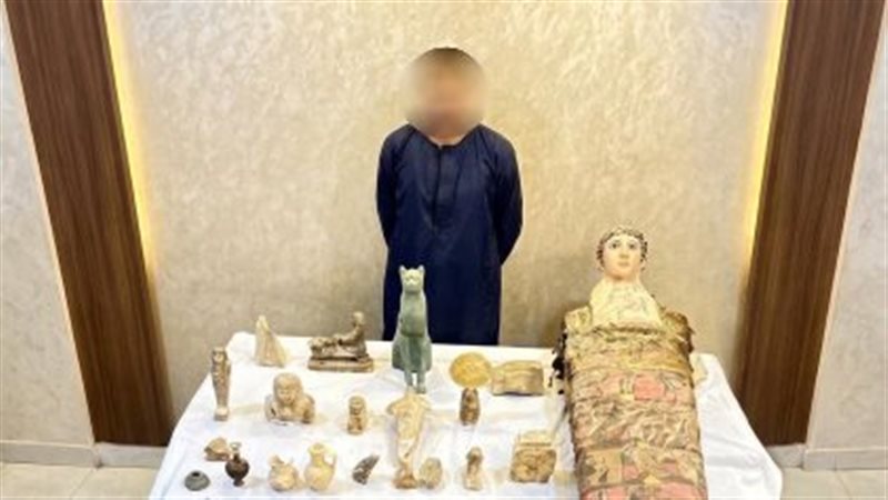 151 قطعة في مخبأ سري بأبو قرقاص، ليلة سقوط تاجر الآثار في المنيا (صور)