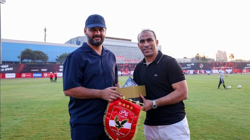 سيد عبد الحفيظ يتبادل الهدايا التذكارية مع رئيس أهلي بني غازي (صور)