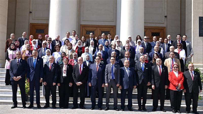 “عبد الصادق” يفتتح العام الدراسي الجديد بجامعة القاهرة الأهلية