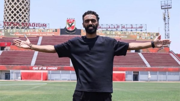 أحمد حسن يكشف حقيقة أزمة حسين الشحات مع جهاز الأهلي