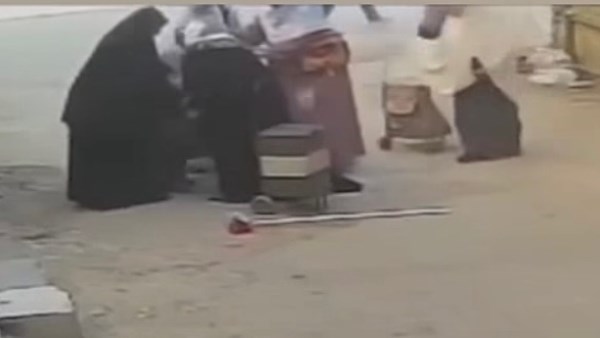 إحداهن تظاهرت بالإغماء.. ادعاء محاولة سرقة مشغولات ذهبية من مسنة على يد 4 سيدات بالمنوفية