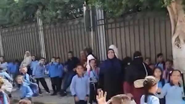 ولادنا خرجوا لوحدهم.. غضب أولياء أمور طلاب بالمنيا بسبب الانصراف المبكر