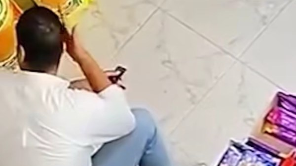 في غفلة من العاملين.. كاميرا مراقبة ترصد لحظة سرقة شاب أموال سوبر ماركت بمطروح