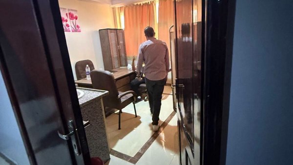 ضبط منتحل صفة طبيب نفسي وسيدة تنتحل صفة طبيبة جلدية وتجميل في الفيوم