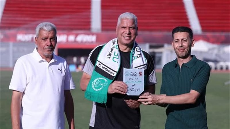 الاتحاد المصراتي يهدي وائل جمعة مدير الكرة بالأهلي درع وعلم النادي