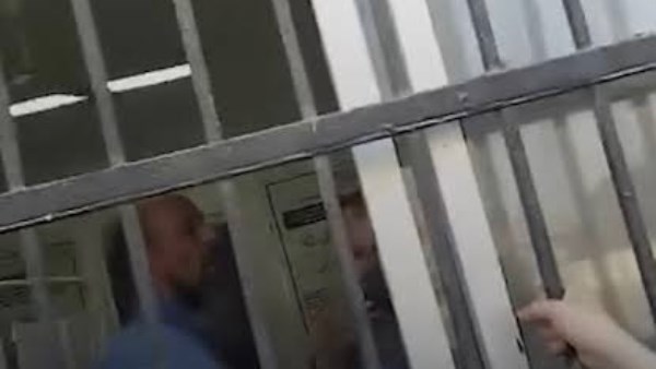 ضربوا بعض.. مشاجرة عنيفة بين معلم وطالب بمدرسة منيا القمح الصناعية تثير جدلاً واسعاً