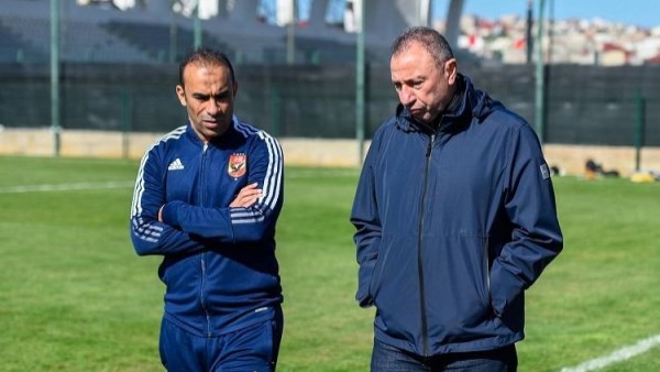 شاهد المران وتحدّث مع وائل جمعة .. تفاصيل زيارة «الخطيب» للأهلي قبل مواجهة أبو قير