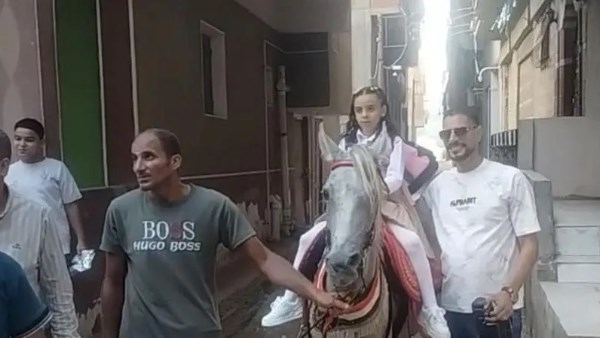 بالطبل والمزمار على الحصان.. مصري يحتفل بأول يوم دراسي لابنته