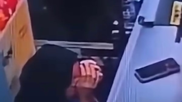ممنوع الجلوس.. بائعة بأحد المحال تبكي من التعب لعدم جلوسها خلال ساعات العمل