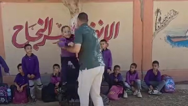 الإنسانية في أبهى صورها.. معلم يحمل تلميذًا من ذوي الهمم ويجري به لتحقيق حلمه في قنا