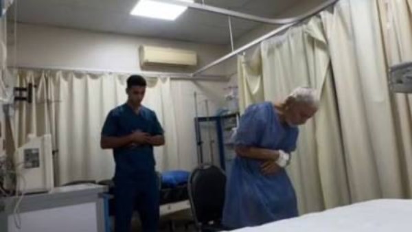 رحيل عم محمد صاحب مشهد الصلاة من داخل العناية المركزة