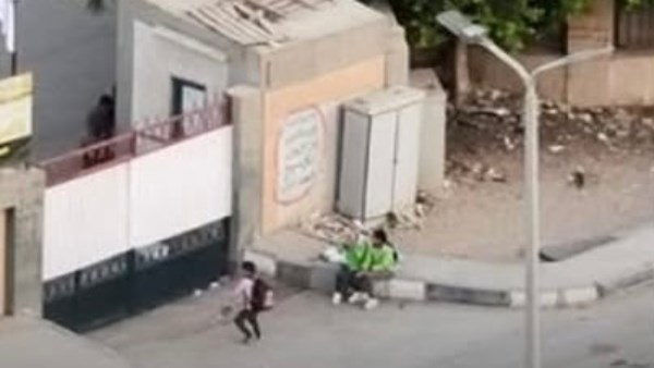 الباص وداهم بدري وسابهم قدام الباب .. صور لصغار أمام المدرسة بالمعادي قبل فتحها تثير الجدل
