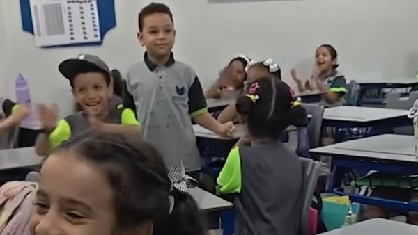 فيديو مؤثر.. طلاب يفاجئون زميلهم بالاحتفال بعيد ميلاده داخل الفصل بطريقة مبتكرة