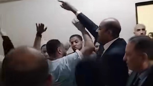 يا بابا تعالى.. أطفال يرفضون ترك والدهم وسط حالة من الفوضى خلال تنفيذ رؤية