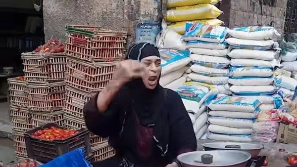 ببيعها بـ 5 جنيه.. بائعة طماطم تحول فرشها إلى أجواء من البهجة في شبرا الخيمة